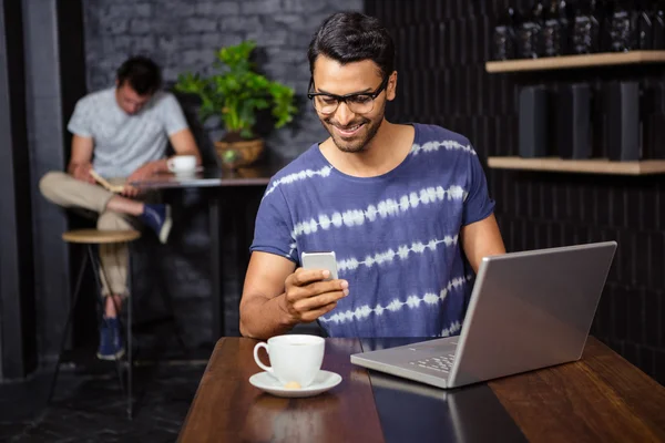 Mann benutzt sein Smartphone — Stockfoto