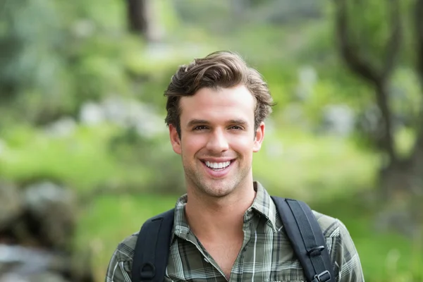 Hombre guapo sonriendo a la cámara —  Fotos de Stock