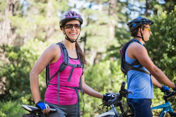 Mujer sonriente con el hombre en el bosque — Foto de Stock