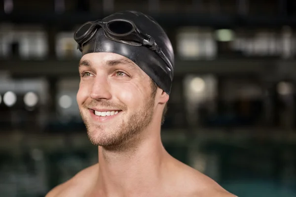 Nuotatore indossando occhiali da nuoto e berretto — Foto Stock