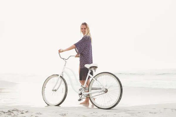 Mulher andando de bicicleta — Fotografia de Stock