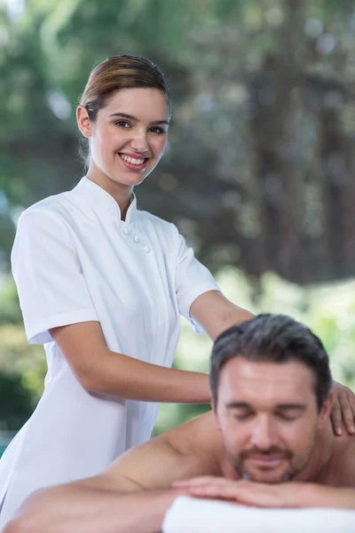 Man receiving back massage — Stock Photo, Image