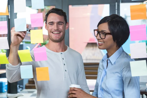 Colleagues looking at sticky notes — Stock Photo, Image