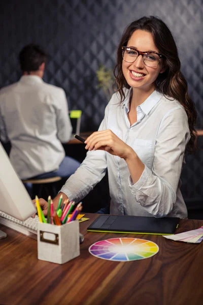 Femme d'affaires créative travaillant sur ordinateur — Photo