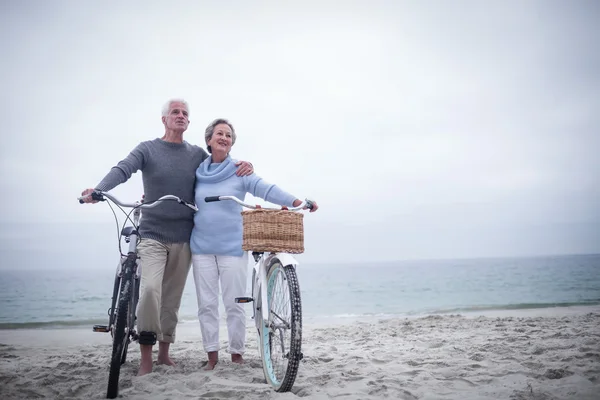 Pareja mayor con su bicicleta — Foto de Stock