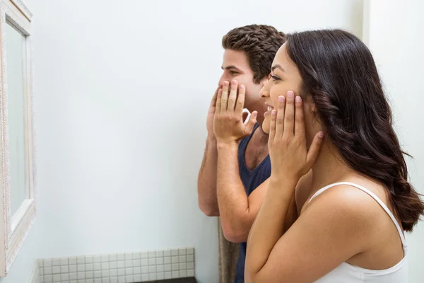 Pasangan yang menerapkan krim di wajah — Stok Foto