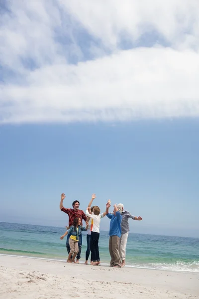 Família feliz sentado na praia — Fotografia de Stock