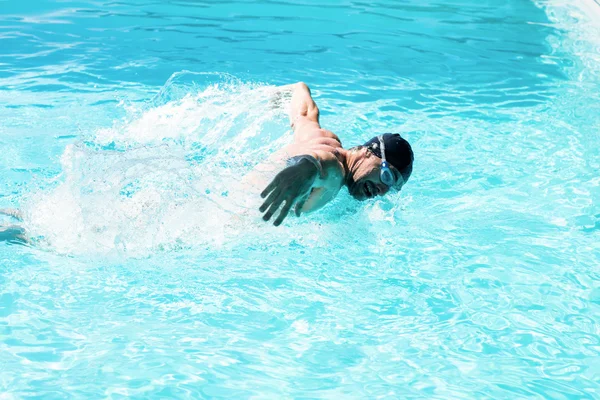 Passa simmare gör fjärilsim — Stockfoto