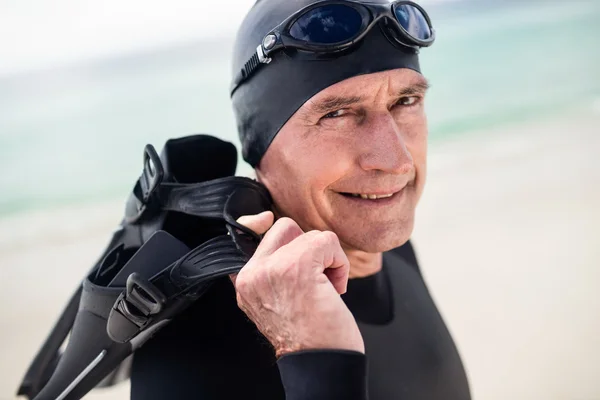 Uomo anziano con pinna sulla spiaggia — Foto Stock