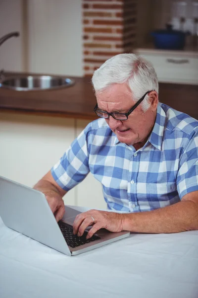 Homem sênior usando laptop — Fotografia de Stock