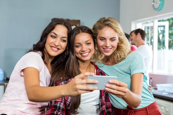 Przyjaciele biorąc selfie w domu — Zdjęcie stockowe