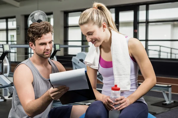 Woman talking to trainer after workout — Stock Photo, Image