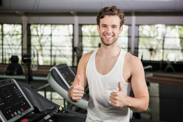 Man visar tummen på gym — Stockfoto