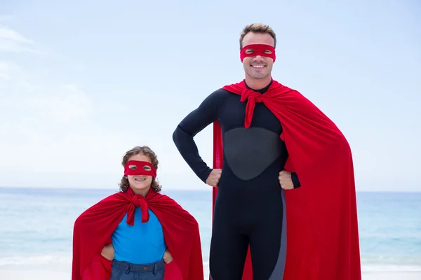 父亲和儿子在超级英雄的服装 — 图库照片