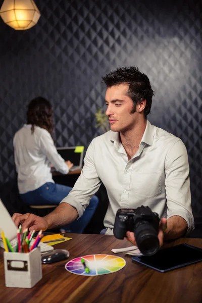 Businessman looking at picture on camera — Stock Photo, Image