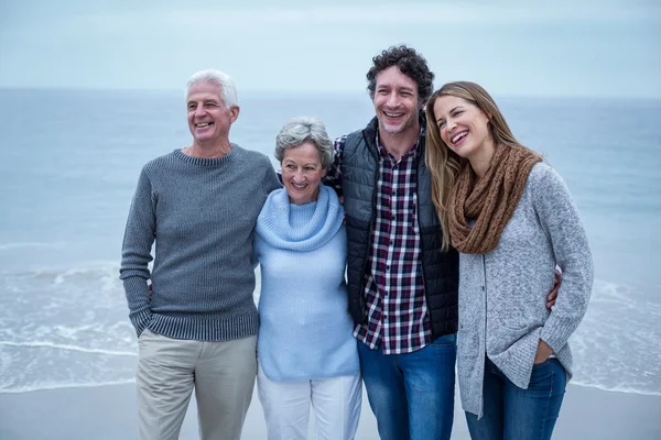 Perhe seisoo meren rannalla — kuvapankkivalokuva