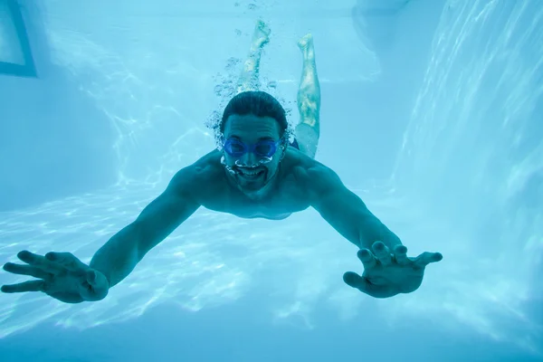 Mann schwimmt in Resort unter Wasser — Stockfoto