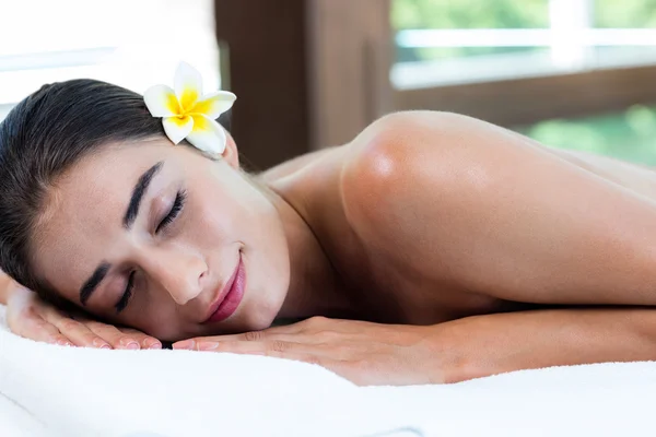 Mulher relaxante na mesa de massagem — Fotografia de Stock