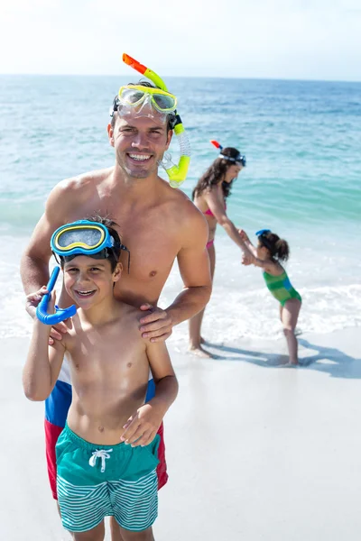 Padre e figlio in piedi con madre e figlia — Foto Stock