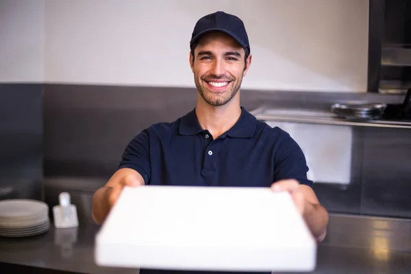 Homem de entrega de pizza mostrando caixa — Fotografia de Stock