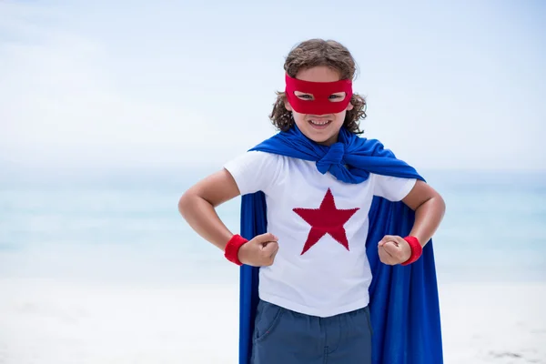 Мальчик в костюме супергероя w — стоковое фото