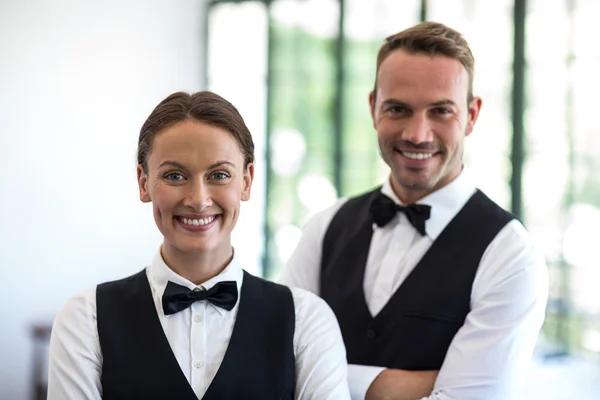 Equipe de espera sorrindo para a câmera — Fotografia de Stock