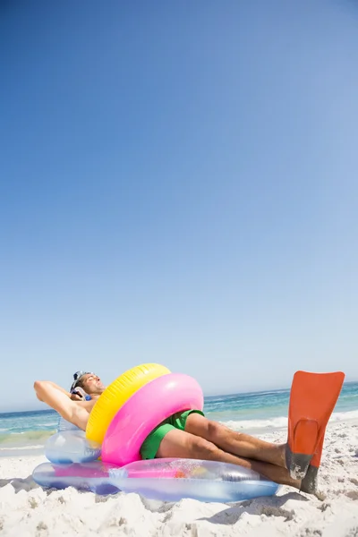 Man som ligger på lilo bär Gummiringar — Stockfoto