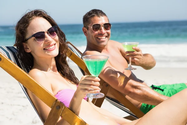 Couple sitting and drinking cocktails — Stock Photo, Image