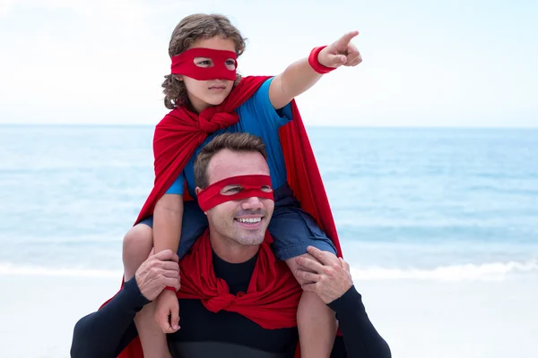 Сын в костюме супергероя указывает пальцем — стоковое фото