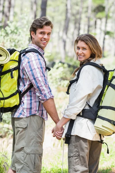 Par hålla händerna i skogen — Stockfoto