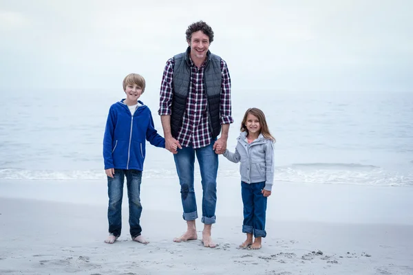 Père avec enfants au bord de la mer — Photo