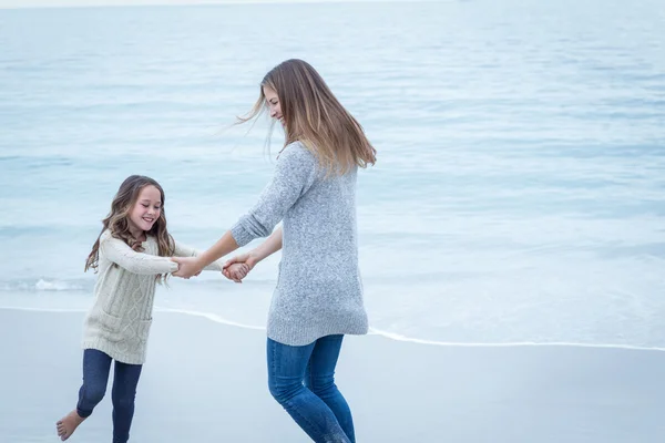 Mãe e filha brincando — Fotografia de Stock