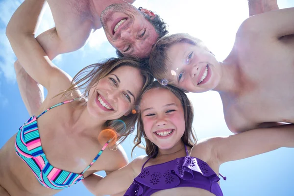 Gelukkige familie huddling — Stockfoto