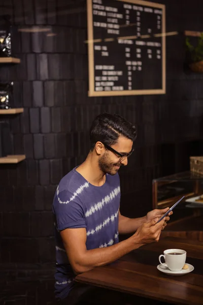 Hombre usando una tableta —  Fotos de Stock