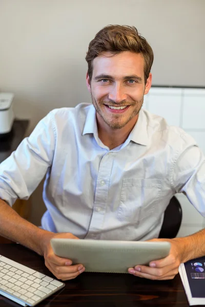 Uomo sorridente con tavoletta digitale — Foto Stock
