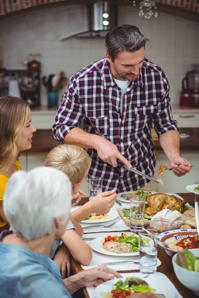 Far som serverar mat — Stockfoto