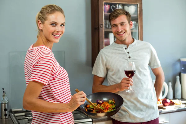 台所で笑顔の若いカップル — ストック写真