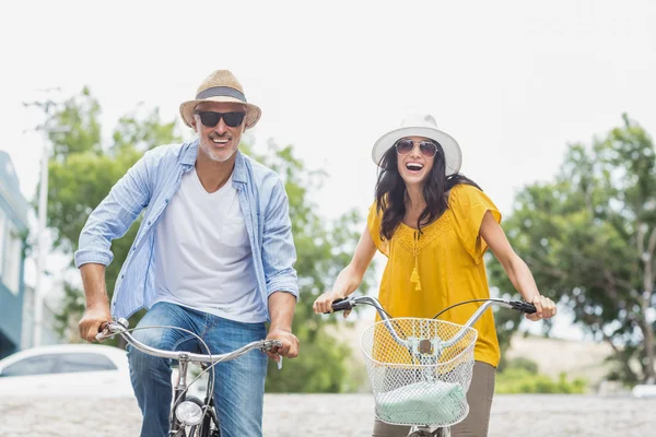 Портрет счастливой пары на велосипеде — стоковое фото