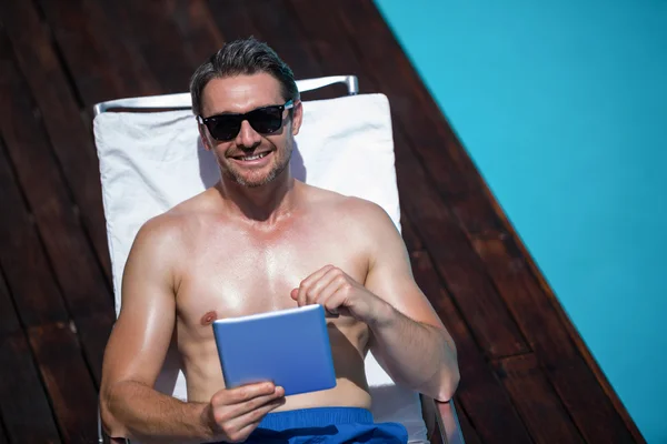 Hombre usando la tableta cerca de piscina —  Fotos de Stock