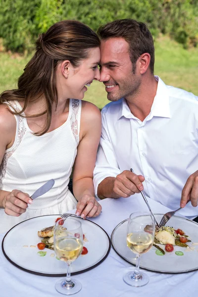 Casal sentado de perto no gramado — Fotografia de Stock