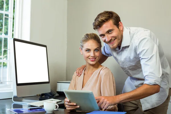 Colleghi che utilizzano tablet digitale — Foto Stock