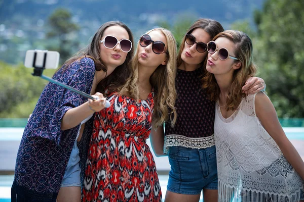 Belle donne che si fanno un selfie — Foto Stock