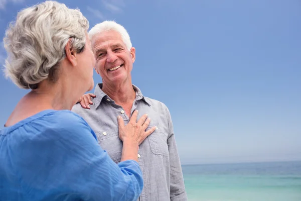 Senior koppel omarmen op strand — Stockfoto