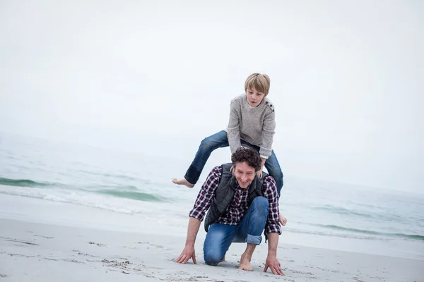 Hijo saltando sobre padre —  Fotos de Stock