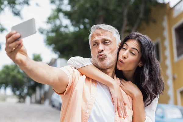 Paar vochtafscheiding lippen terwijl het nemen van de selfie — Stockfoto