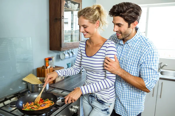 台所で食品を準備する若いカップル — ストック写真
