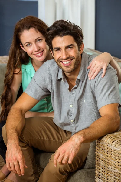 Par embracing i vardagsrum — Stockfoto