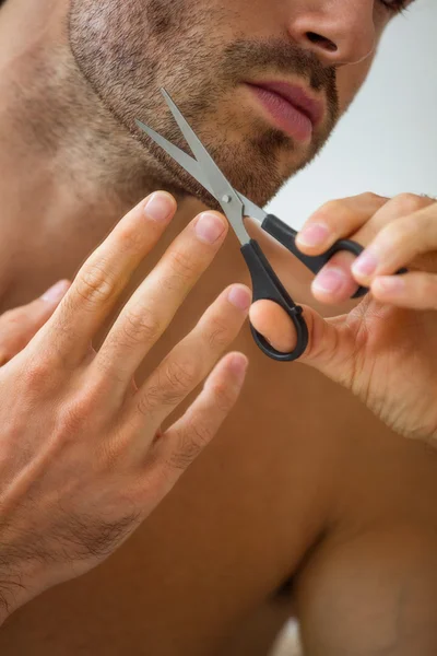 Homem barba de corte com tesoura — Fotografia de Stock