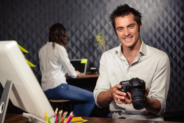 カメラの画像を見ての実業家 — ストック写真