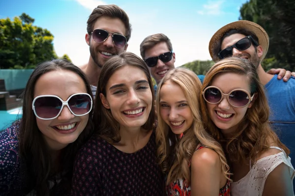 Amigos felices posando para una selfie —  Fotos de Stock